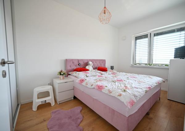 REZERVOVANÉ - PREDAJ, 2-IZBOVÝ BYT 46 m², TERASA 14 m², PARKOVACIE MIESTO 13 m², KOŠOLNÁ, OKRES TRNAVA