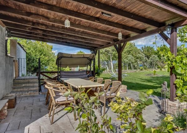 Na predaj samostatne stojaci rodinný dom v zadnej časti prepojený s prízemným domom, pozemok 1659 m2, Štúrova ulica, Skalica