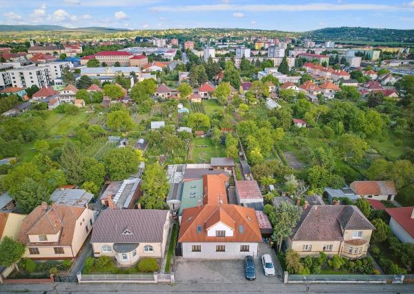 Na predaj samostatne stojaci rodinný dom v zadnej časti prepojený s prízemným domom, pozemok 1659 m2, Štúrova ulica, Skalica