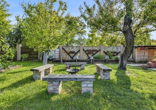 Na predaj samostatne stojaci rodinný dom v zadnej časti prepojený s prízemným domom, pozemok 1659 m2, Štúrova ulica, Skalica