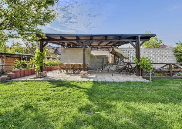 Na predaj samostatne stojaci rodinný dom v zadnej časti prepojený s prízemným domom, pozemok 1659 m2, Štúrova ulica, Skalica