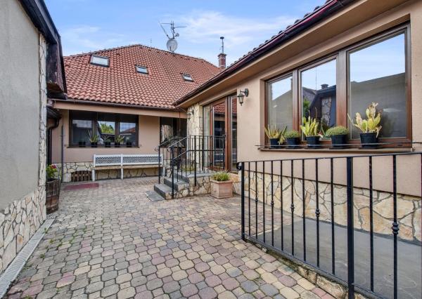 Na predaj samostatne stojaci rodinný dom v zadnej časti prepojený s prízemným domom, pozemok 1659 m2, Štúrova ulica, Skalica