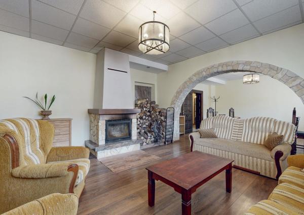 Na predaj samostatne stojaci rodinný dom v zadnej časti prepojený s prízemným domom, pozemok 1659 m2, Štúrova ulica, Skalica