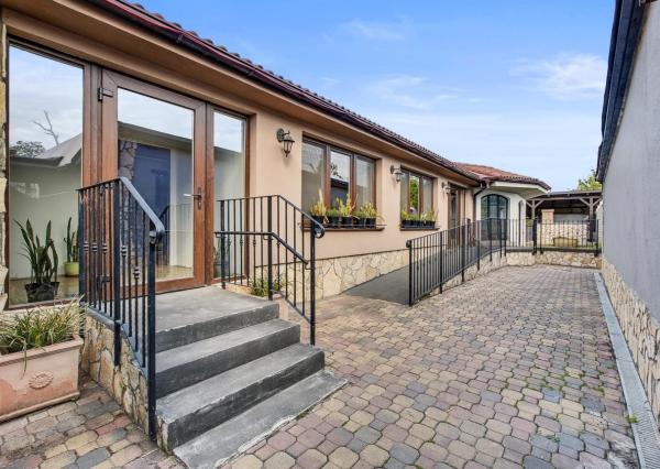 Na predaj samostatne stojaci rodinný dom v zadnej časti prepojený s prízemným domom, pozemok 1659 m2, Štúrova ulica, Skalica