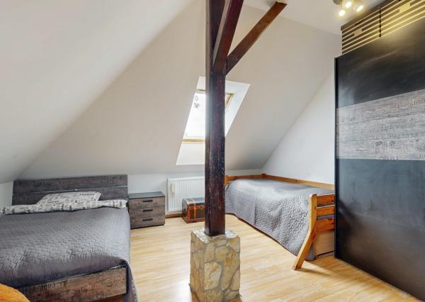 Na predaj samostatne stojaci rodinný dom v zadnej časti prepojený s prízemným domom, pozemok 1659 m2, Štúrova ulica, Skalica