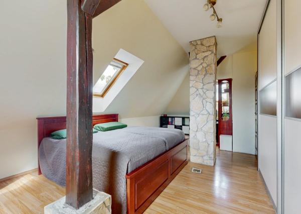 Na predaj samostatne stojaci rodinný dom v zadnej časti prepojený s prízemným domom, pozemok 1659 m2, Štúrova ulica, Skalica