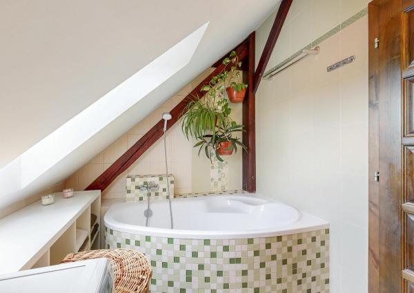 Na predaj samostatne stojaci rodinný dom v zadnej časti prepojený s prízemným domom, pozemok 1659 m2, Štúrova ulica, Skalica