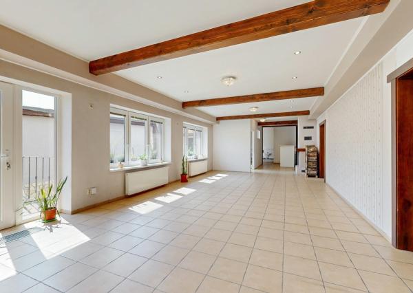 Na predaj samostatne stojaci rodinný dom v zadnej časti prepojený s prízemným domom, pozemok 1659 m2, Štúrova ulica, Skalica