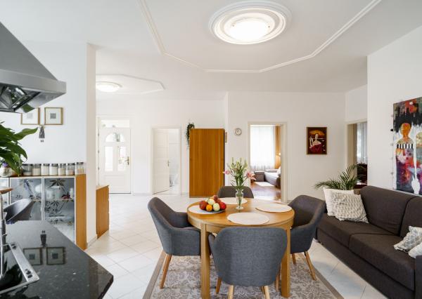 Na predaj vila z prelomu storočia s prekvapivým súkromím, bazénom a veľkým pozemkom v Rajke