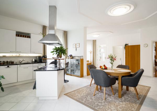 Na predaj vila z prelomu storočia s prekvapivým súkromím, bazénom a veľkým pozemkom v Rajke