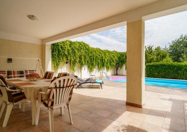 Na predaj vila z prelomu storočia s prekvapivým súkromím, bazénom a veľkým pozemkom v Rajke