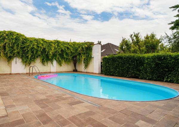 Na predaj vila z prelomu storočia s prekvapivým súkromím, bazénom a veľkým pozemkom v Rajke