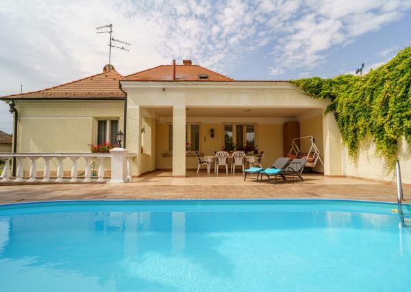 Na predaj vila z prelomu storočia s prekvapivým súkromím, bazénom a veľkým pozemkom v Rajke