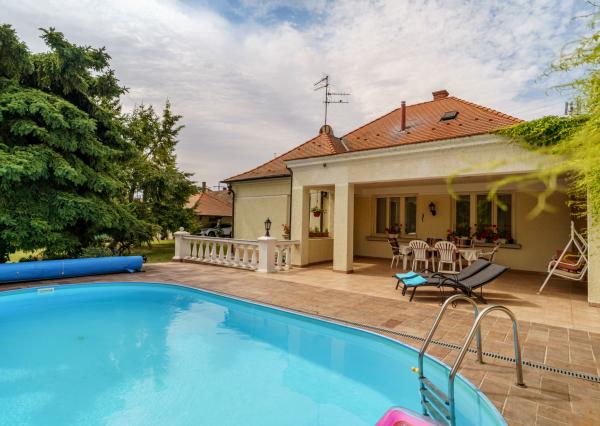 Na predaj vila z prelomu storočia s prekvapivým súkromím, bazénom a veľkým pozemkom v Rajke