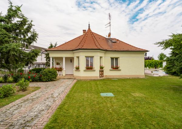 Na predaj vila z prelomu storočia s prekvapivým súkromím, bazénom a veľkým pozemkom v Rajke