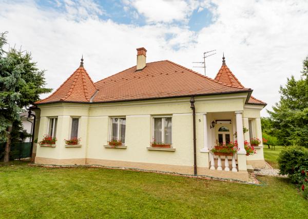 Na predaj vila z prelomu storočia s prekvapivým súkromím, bazénom a veľkým pozemkom v Rajke