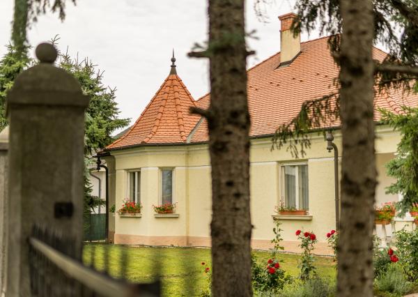 Na predaj vila z prelomu storočia s prekvapivým súkromím, bazénom a veľkým pozemkom v Rajke