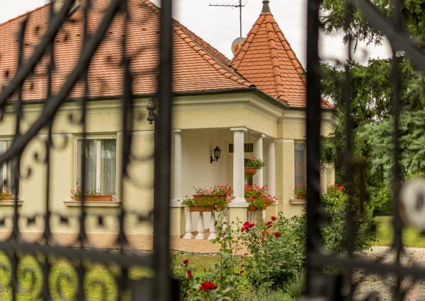 Na predaj vila z prelomu storočia s prekvapivým súkromím, bazénom a veľkým pozemkom v Rajke