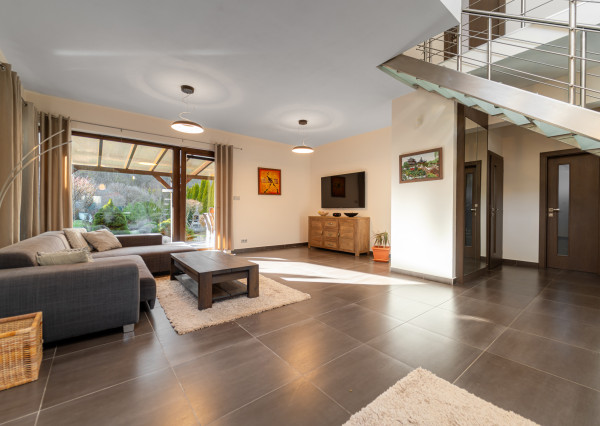 Nadštandardný dvojpodlažný rodinný dom so slnečným pozemkom o veľkosti 970 m2 v meste Moldava nad Bodvou.