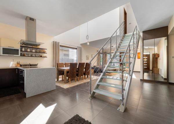 Nadštandardný dvojpodlažný rodinný dom so slnečným pozemkom o veľkosti 970 m2 v meste Moldava nad Bodvou.