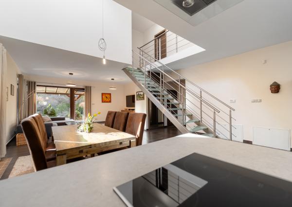 Nadštandardný dvojpodlažný rodinný dom so slnečným pozemkom o veľkosti 970 m2 v meste Moldava nad Bodvou.