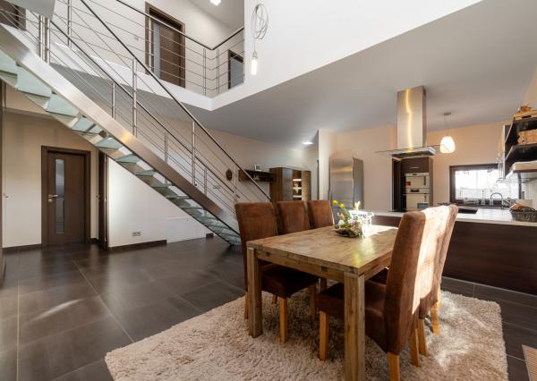 Nadštandardný dvojpodlažný rodinný dom so slnečným pozemkom o veľkosti 970 m2 v meste Moldava nad Bodvou.