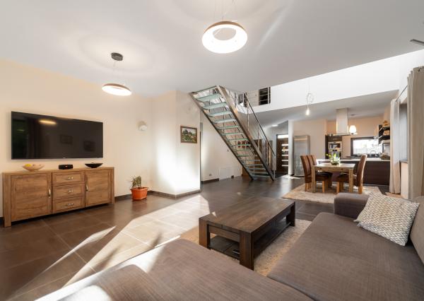 Nadštandardný dvojpodlažný rodinný dom so slnečným pozemkom o veľkosti 970 m2 v meste Moldava nad Bodvou.