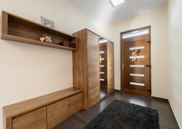 Nadštandardný dvojpodlažný rodinný dom so slnečným pozemkom o veľkosti 970 m2 v meste Moldava nad Bodvou.