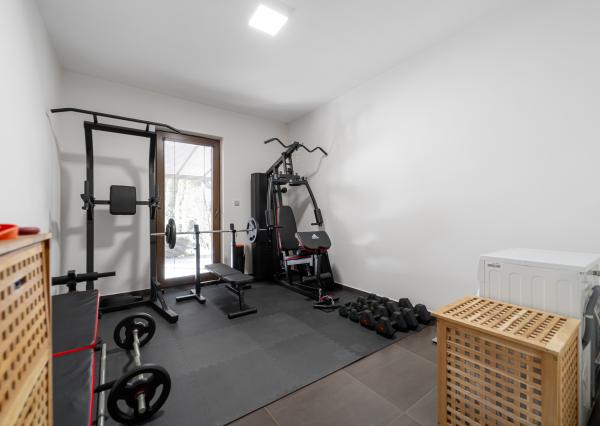 Nadštandardný dvojpodlažný rodinný dom so slnečným pozemkom o veľkosti 970 m2 v meste Moldava nad Bodvou.