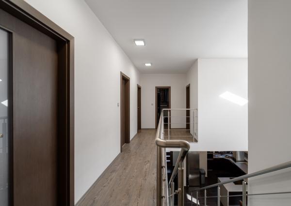 Nadštandardný dvojpodlažný rodinný dom so slnečným pozemkom o veľkosti 970 m2 v meste Moldava nad Bodvou.