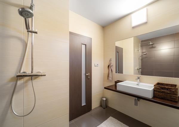 Nadštandardný dvojpodlažný rodinný dom so slnečným pozemkom o veľkosti 970 m2 v meste Moldava nad Bodvou.