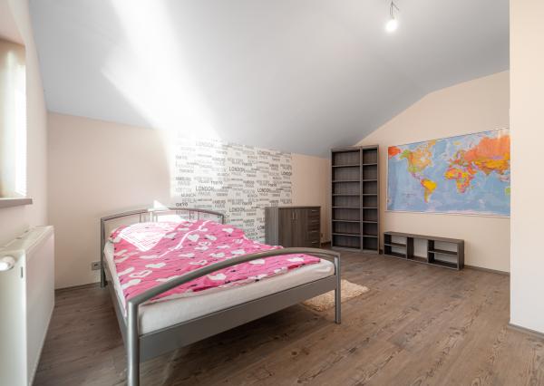 Nadštandardný dvojpodlažný rodinný dom so slnečným pozemkom o veľkosti 970 m2 v meste Moldava nad Bodvou.