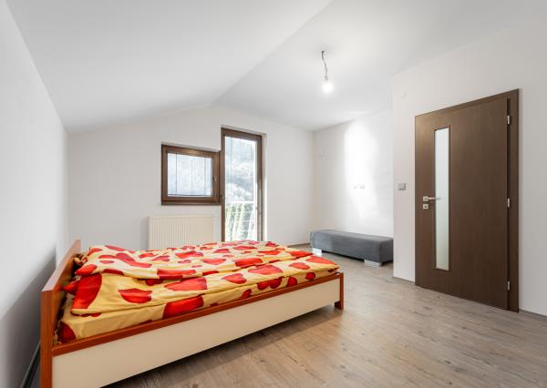 Nadštandardný dvojpodlažný rodinný dom so slnečným pozemkom o veľkosti 970 m2 v meste Moldava nad Bodvou.