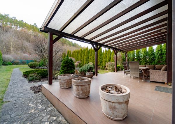 Nadštandardný dvojpodlažný rodinný dom so slnečným pozemkom o veľkosti 970 m2 v meste Moldava nad Bodvou.