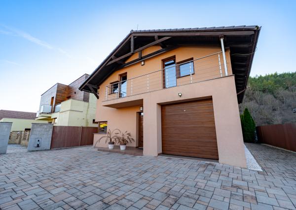 Nadštandardný dvojpodlažný rodinný dom so slnečným pozemkom o veľkosti 970 m2 v meste Moldava nad Bodvou.