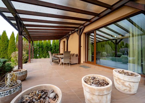 Nadštandardný dvojpodlažný rodinný dom so slnečným pozemkom o veľkosti 970 m2 v meste Moldava nad Bodvou.