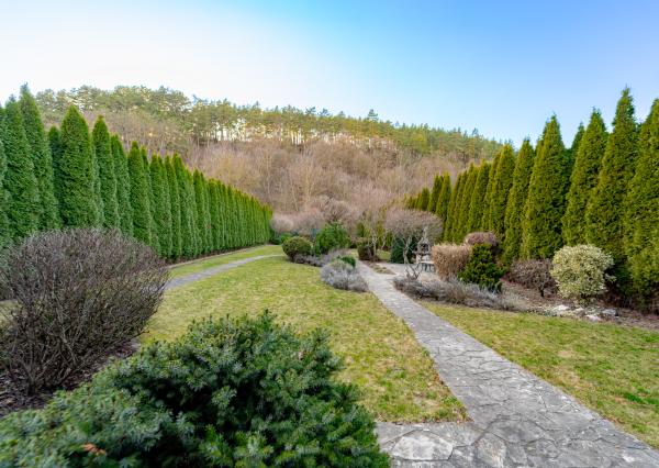 Nadštandardný dvojpodlažný rodinný dom so slnečným pozemkom o veľkosti 970 m2 v meste Moldava nad Bodvou.