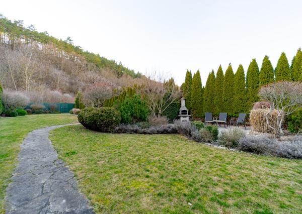 Nadštandardný dvojpodlažný rodinný dom so slnečným pozemkom o veľkosti 970 m2 v meste Moldava nad Bodvou.