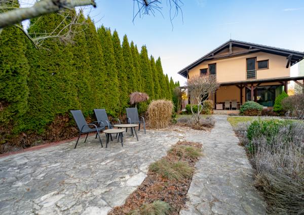 Nadštandardný dvojpodlažný rodinný dom so slnečným pozemkom o veľkosti 970 m2 v meste Moldava nad Bodvou.