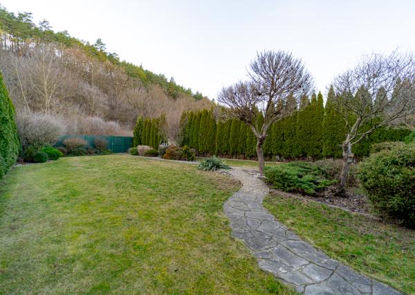 Nadštandardný dvojpodlažný rodinný dom so slnečným pozemkom o veľkosti 970 m2 v meste Moldava nad Bodvou.