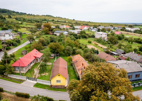 Exkluzívne na predaj zachovalá chalúpka v srdci Tokaja - ideálne víkendové sídlo.