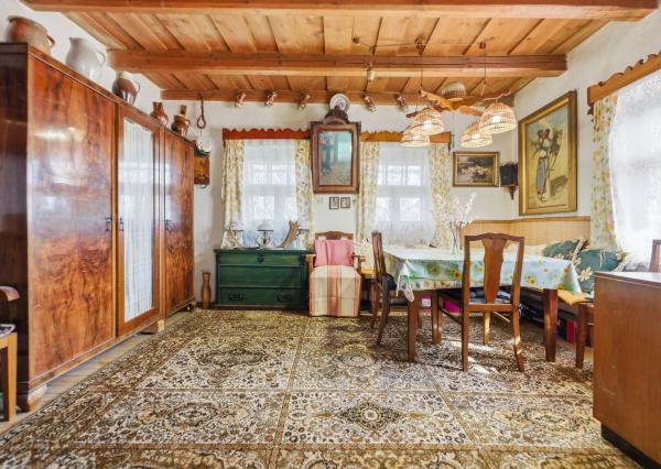 Celoročne obývateľná chalupa na Záhorí vo vidieckom štýle: • 3 izbová rekreačná nehnuteľnosť s veľkým slnečným pozemkom