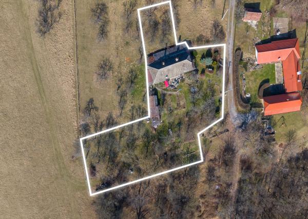 Celoročne obývateľná chalupa na Záhorí vo vidieckom štýle: • 3 izbová rekreačná nehnuteľnosť s veľkým slnečným pozemkom