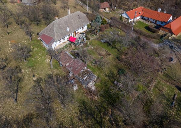 Celoročne obývateľná chalupa na Záhorí vo vidieckom štýle: • 3 izbová rekreačná nehnuteľnosť s veľkým slnečným pozemkom