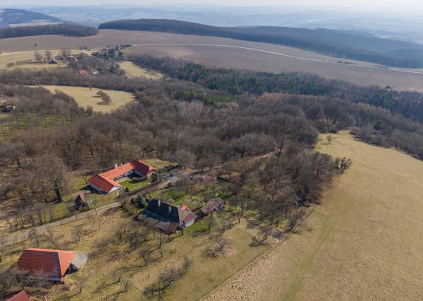 Celoročne obývateľná chalupa na Záhorí vo vidieckom štýle: • 3 izbová rekreačná nehnuteľnosť s veľkým slnečným pozemkom