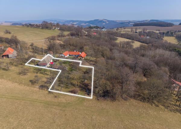 Celoročne obývateľná chalupa na Záhorí vo vidieckom štýle: • 3 izbová rekreačná nehnuteľnosť s veľkým slnečným pozemkom