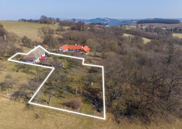 Celoročne obývateľná chalupa na Záhorí vo vidieckom štýle: • 3 izbová rekreačná nehnuteľnosť s veľkým slnečným pozemkom