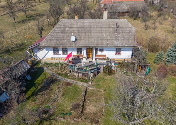 Celoročne obývateľná chalupa na Záhorí vo vidieckom štýle: • 3 izbová rekreačná nehnuteľnosť s veľkým slnečným pozemkom