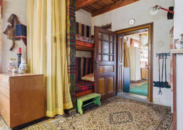 Celoročne obývateľná chalupa na Záhorí vo vidieckom štýle: • 3 izbová rekreačná nehnuteľnosť s veľkým slnečným pozemkom