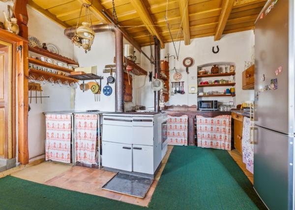 Celoročne obývateľná chalupa na Záhorí vo vidieckom štýle: • 3 izbová rekreačná nehnuteľnosť s veľkým slnečným pozemkom